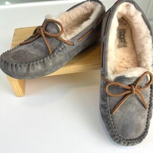 UGG Grey Suede Sheepskin Moccasin Slippers Womens 7 Pewter DAKOTA
